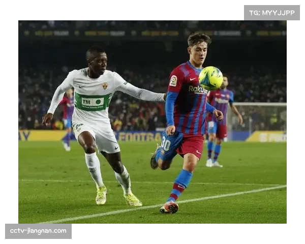 雨中激战,皮球因场地积水多次变向,影响双方传球成功率 雨中激战,皮球因场地积水多次变向,影响双方传球成功率